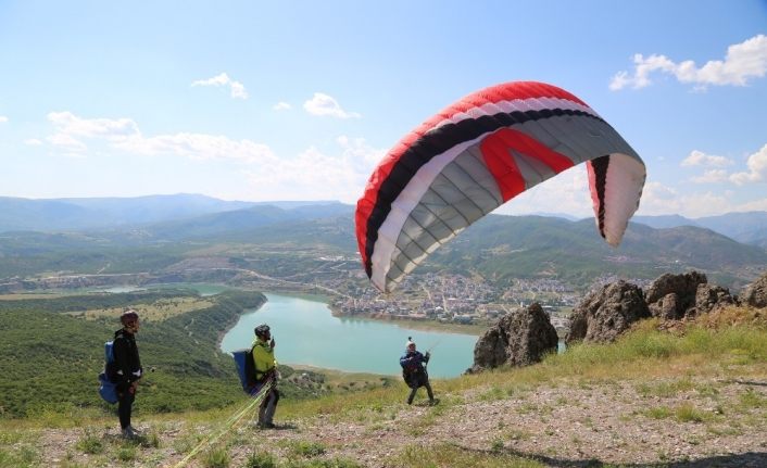 Huzur şehri Tunceli’de yamaç paraşütü heyecanı