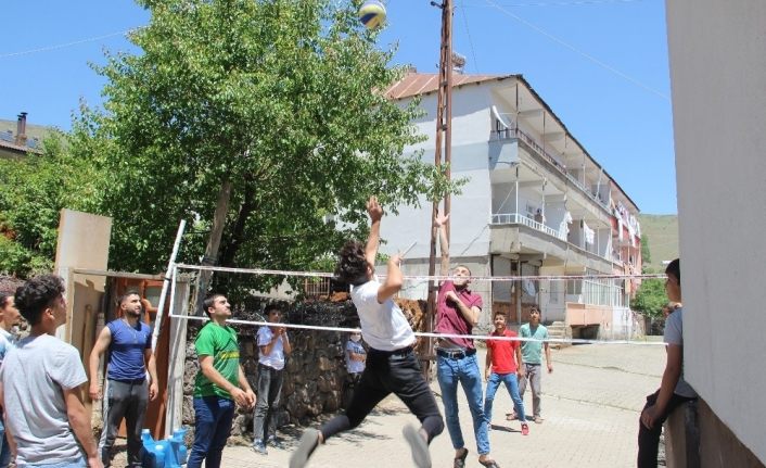 İnşaat ipiyle voleybol oynayan çocuklara jest