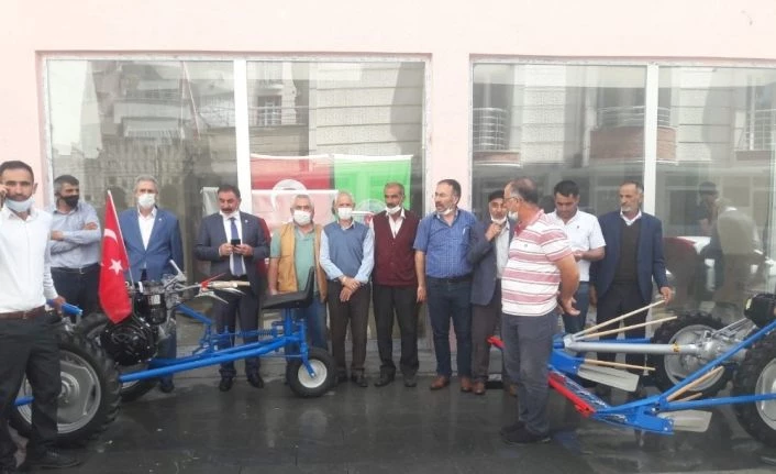 Kağızman’da çiftçilere ot biçme makinesi verildi