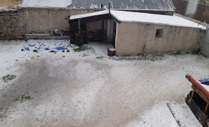 Kars’ta sabah saatlerinde dolu yağışı