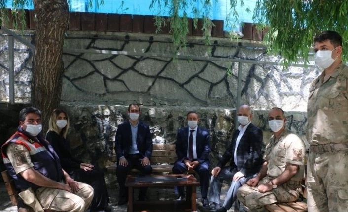 Kaymakam Aksu ve Başkan Yaptırmış, İlçe Jandarma Komutanlığını ziyaret etti