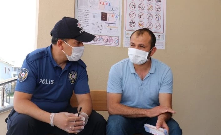 Van'da kimliğini evde unutan görme engelli vatandaşın yardımına polis yetişti