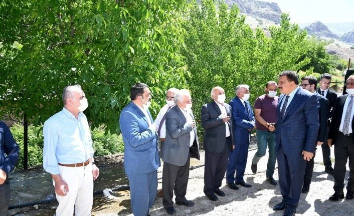 Malatya Büyükşehir Belediyesi, Kadiruşağı yolunu asfaltlıyor