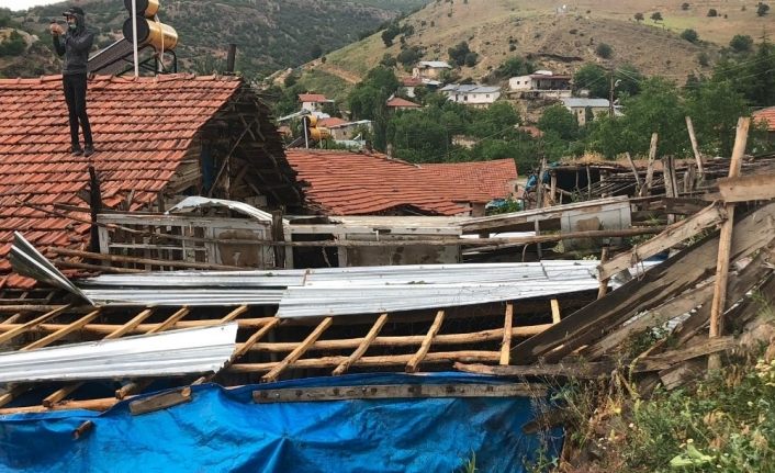 Malatya’da fırtına çatıları uçurdu