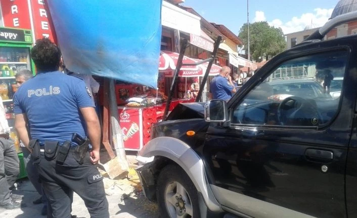 Malatya’da freni boşalan kamyonet bakkala daldı