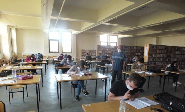 Malazgirtli gençler üniversite sınavına kütüphanede hazırlanıyor