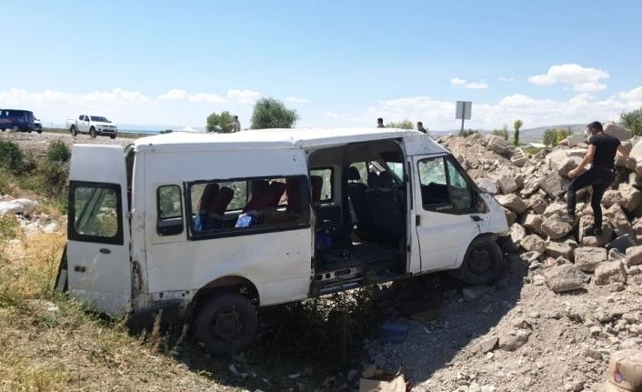 Van'da minibüs şarampole uçtu: 14 yaralı