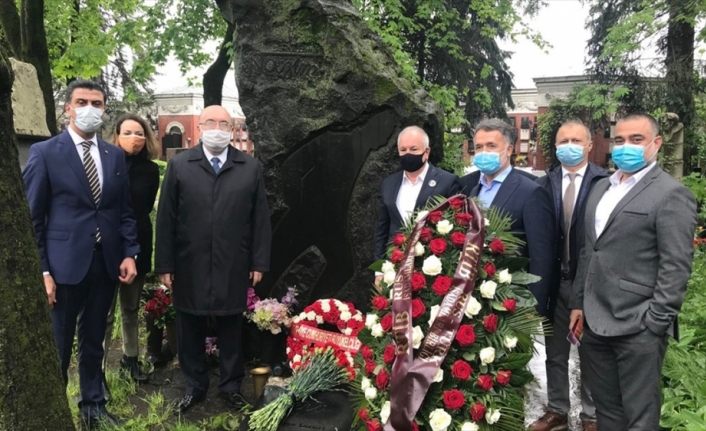 Nazım Hikmet ölümünün 57. yılında mezarı başında anıldı