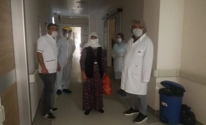 Özalp ilçesindeki son korona hastası alkışlarla taburcu edildi