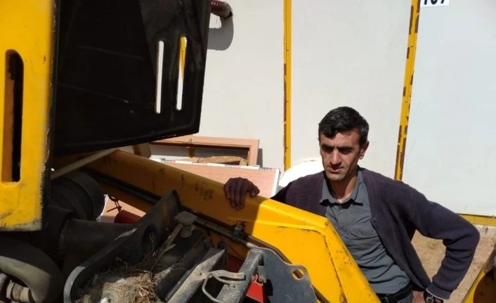 Bahçesaray’da, kuşun motoruna yuva yaptığı iş makinesi sahibi tarafından çalıştırılmıyor