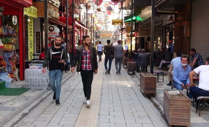 Van'da restoran ve kafeler müşteri kabul etmeye başladı