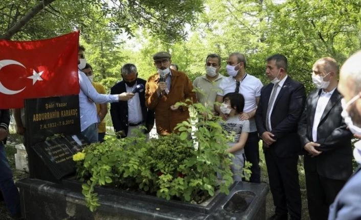Şair ve yazar Abdürrahim Karakoç, vefatının 8. yılında kabri başında anıldı