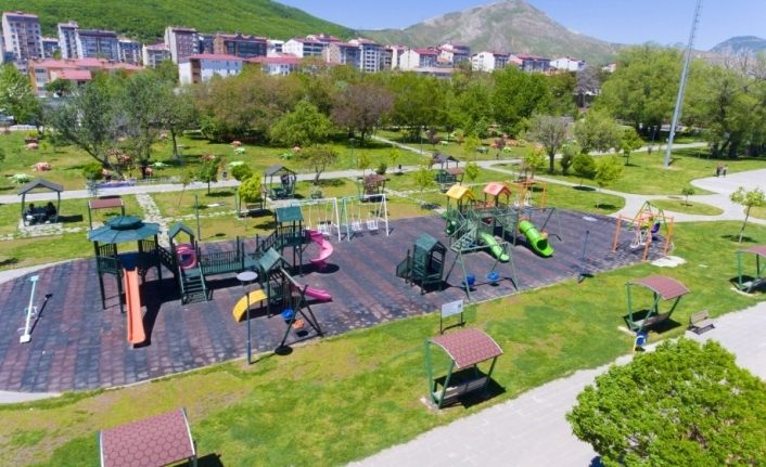 Tatvan’da parkların bakım ve tadilatı yapılıyor