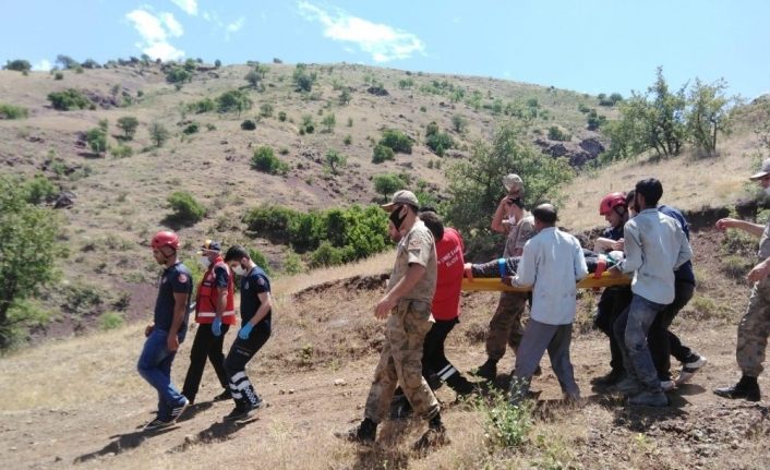 Traktör dereye yuvarlandı, 2 yaralıyı UMKE ekipleri kurtardı