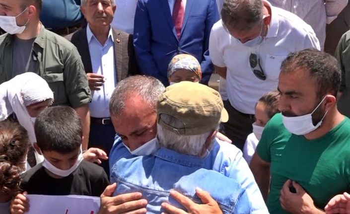 Tunceliler gözyaşlarıyla uğurladı, Vali ağlayarak veda etti