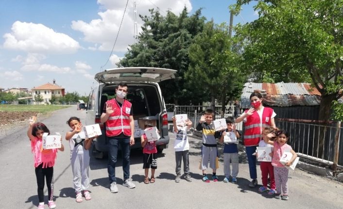 Türk Kızılayı Arguvan’da maske dağıttı