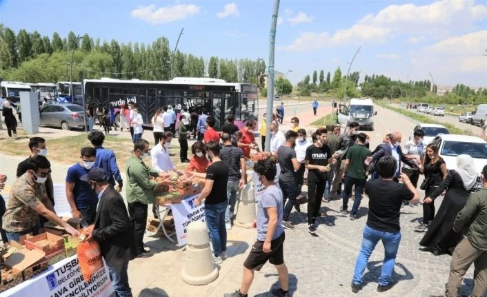 Tuşba Belediyesi’nden sınava giren öğrencilere ikram