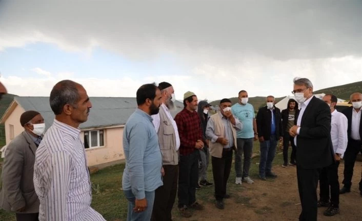 Vali Ekinci, deprem ve sel bölgelerinde incelemede bulundu