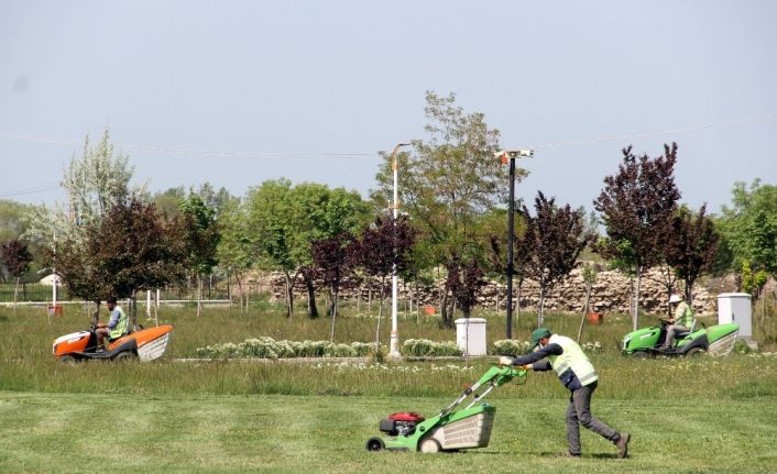 Van Büyükşehir Belediyesi park bakımlarına devam ediyor