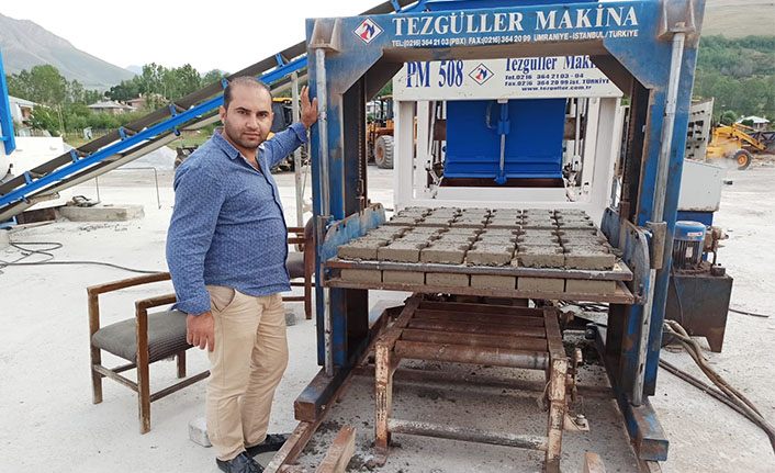 Van Gevaş Belediye Başkanı Sezer kilit taşı üretim merkezinde incelemelerde bulundu