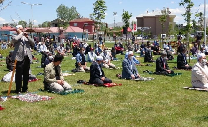 Van Gölü kıyısında sosyal mesafeli ikinci cuma namazı
