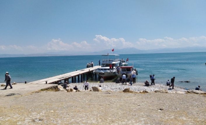 Van Gölü’nde teknenin battığı iddia edilen bölgede arama çalışması