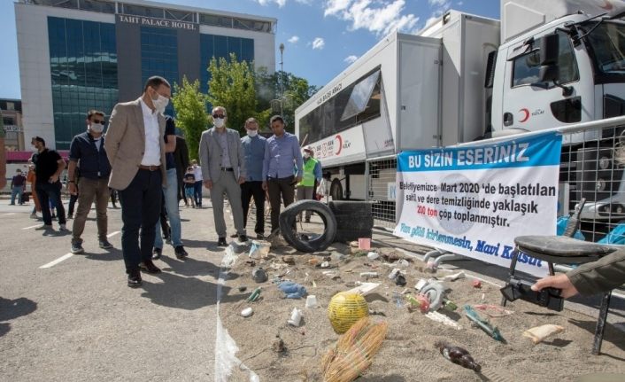 Van Gölü’nden çıkan ilginç atıklar sergilendi