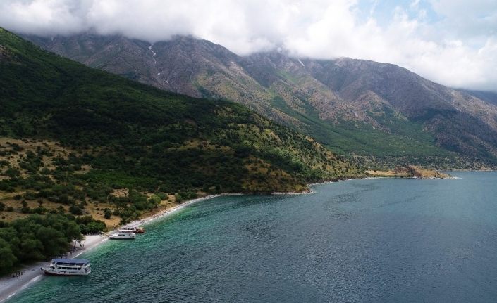 Van Gölü’nün saklı koyları ziyaretçilerini mest ediyor