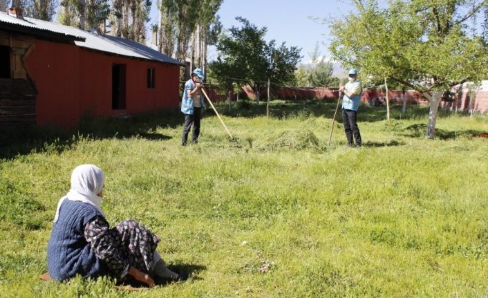 Vefa ekibi 80 yaşındaki kadının bahçesindeki otları biçti