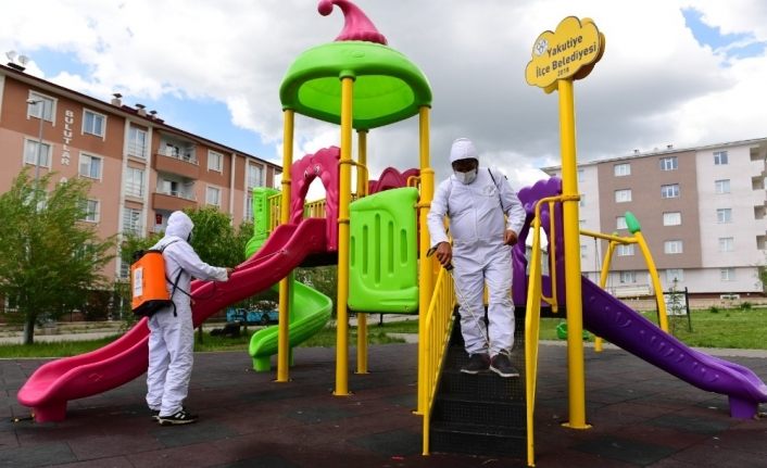 Yakutiye’deki  parklar çocuklar için yeniden dezenfekte edildi