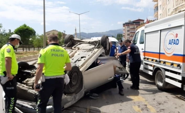 YKS’ye yetişmeye çalışan öğrenciler kaza geçirdi: 3 yaralı