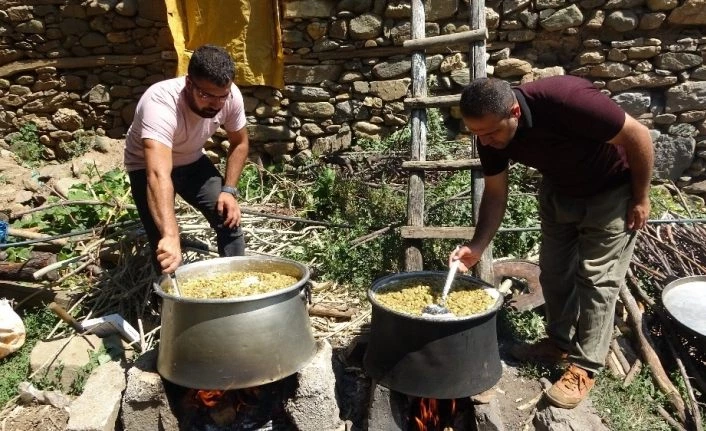 68 yaşındaki Behçet Dede, ürettiği organik dut reçeli siparişlerini yetiştiremiyor