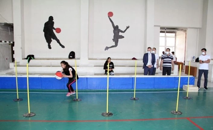 Ağrı Milli Eğitim Müdürü Tekin, yetenek sınavına hazırlanan öğrenciye destek oldu