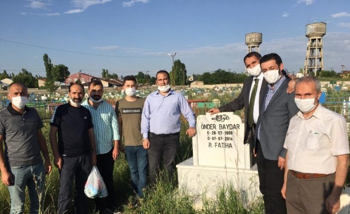 Ağrı’da Spor Camiası Önder Baydar’ı mezarı başında andı