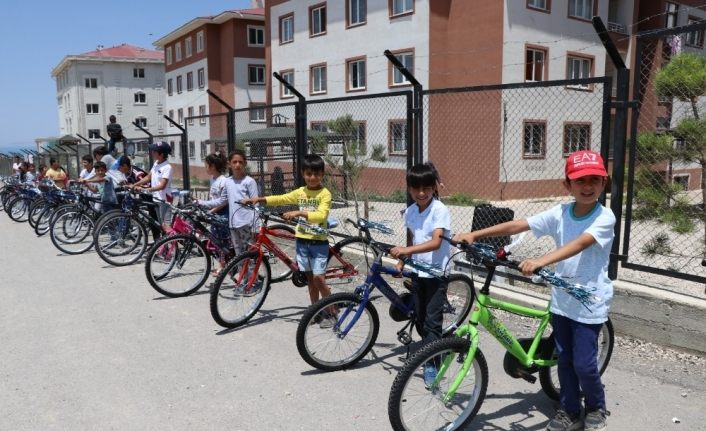 Van Edremit'te babasız çocukların bisiklet sevinci