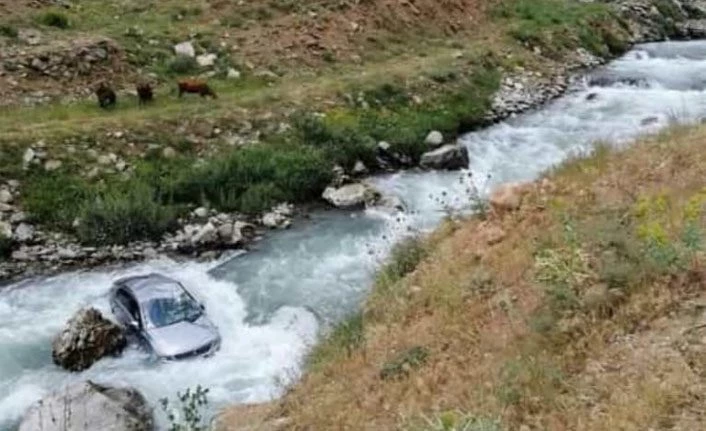 Bahçesaray’da otomobil karşıdan gelen araca yol vermek isterken Müküs Çayı'na yuvarlandı