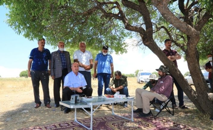Tuşba Belediye Başkanı Akman, batık tekneyi arama çalışmalarını inceledi