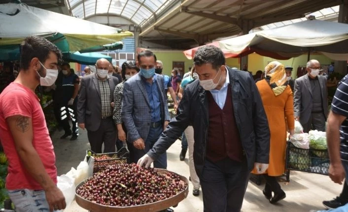 Başkan Demir, kapalı halk pazarına birim müdürleriyle çıkartma yaptı