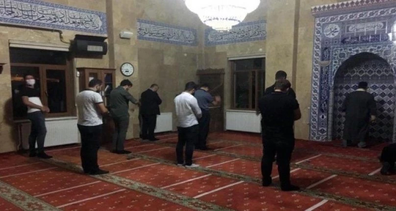 Bitlis’te gençler Ayasofya için şükür namazı kıldı