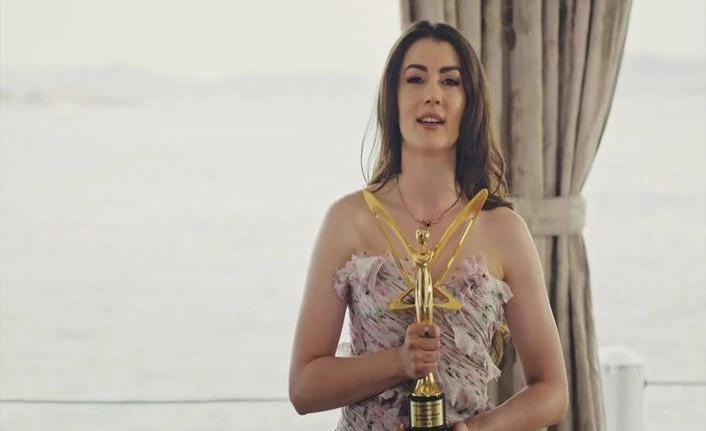 Burcu Özberk'in estetiksiz hali sosyal medyayı karıştırdı! Afili Aşk ile Altın Kelebek alan Burcu Özberk...
