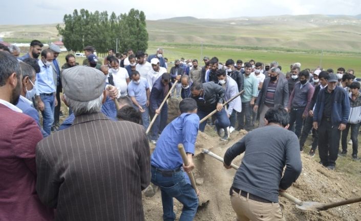 Cezayir’de iş kazasında hayatını kaybeden Ağrılı işçiler toprağa verildi