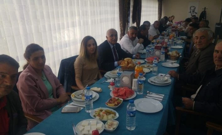 Çıldır Belediyesi emekli olan personeller için yemek organize etti