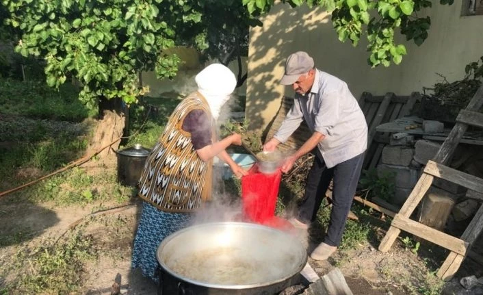 Cumhurbaşkanı Erdoğan ‘her sabah içiyorum’ deyince, dut pekmezi taleplerine yetişemez oldular