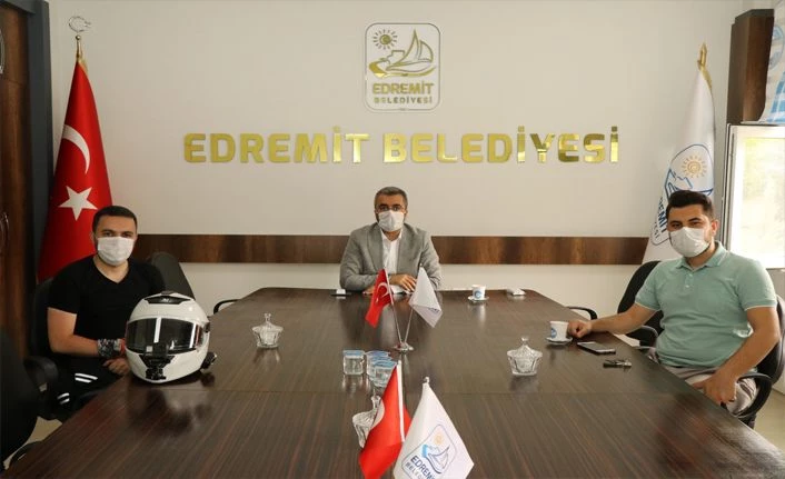 Dolmabahçe Bezm-i Alem Valide Sultan Cami Müezzini Özkan Edremit Belediye Başkanı Say’ı ziyaret etti