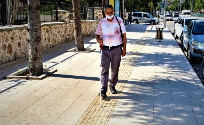 Elazığ’da  kaldırımlar, görme engelliler için uygun hale getiriliyor
