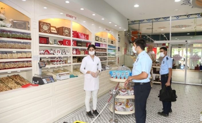 Elazığ’da maske, eldiven ve sosyal mesafe denetimi