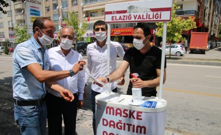 Elazığ’da vatandaşa maske hizmeti