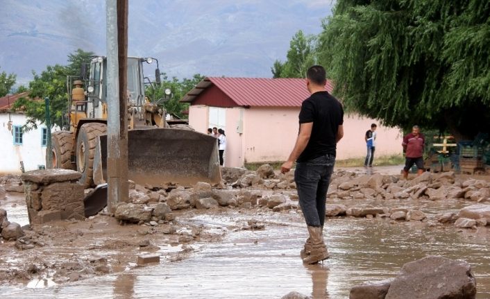 Erzincan’da dereden taşan sel suları mahallenin ortasından geçti