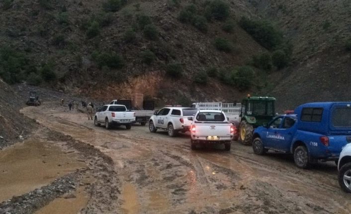 Erzincan’da sağanak sel ve heyelana neden oldu