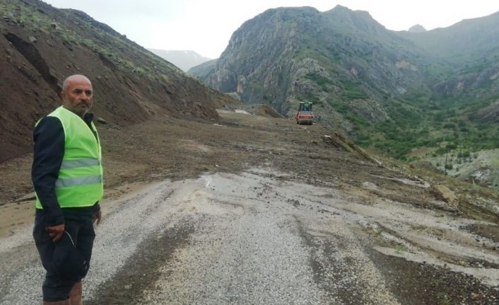 Erzincan’da sağanak yağış sel ve heyelana neden oldu